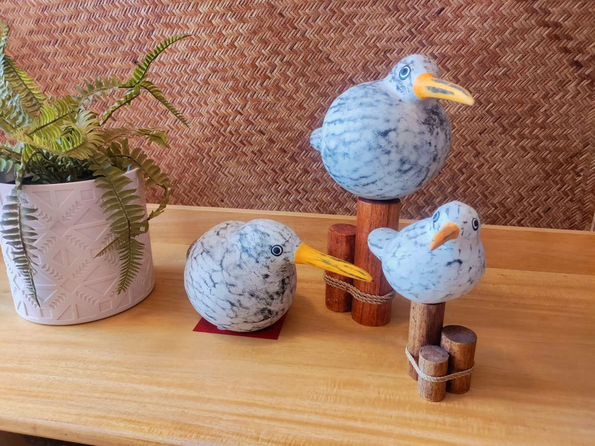 Figurine Decorative Wooden Seagull Bird Carving on Log Wood Rustic Hand Painted